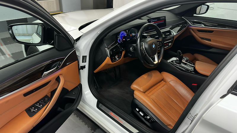 BMW Řada 5 XDIRVE/SPORT LINE/2 SADY GUM - fotka 31 z 55