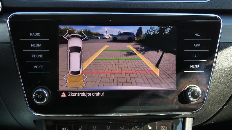 Škoda Superb Combi 2,0 TDI DSG Style - fotka 16 z 25