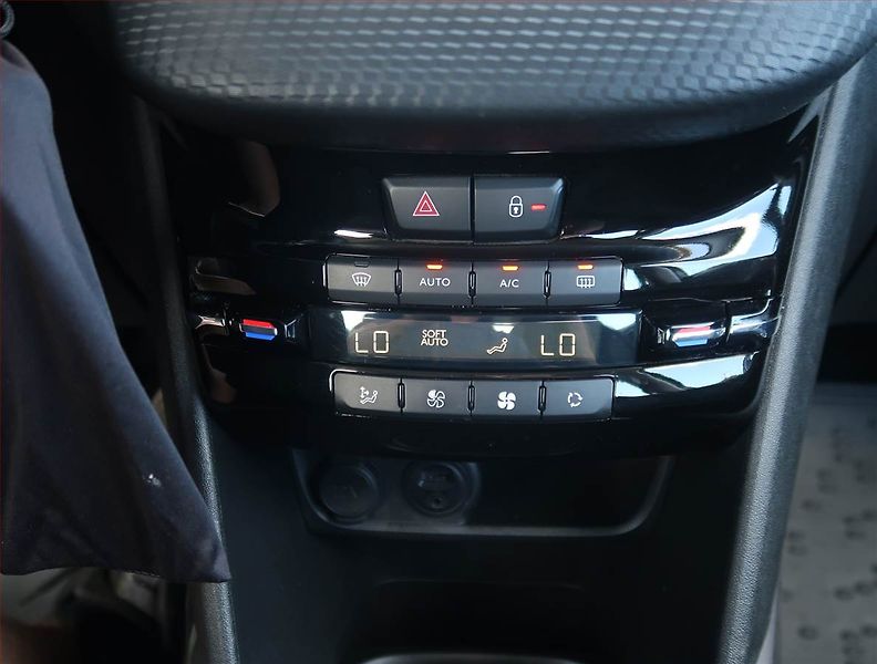 Peugeot 2008 (2018) Active 1.2 PureTech - fotka 17 z 21