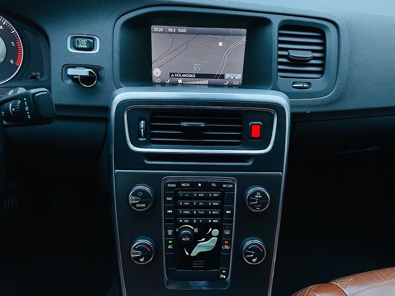 Volvo S60 2.0D 120KW 5VÁLEC VÝHŘEV SENZO - fotka 33 z 44