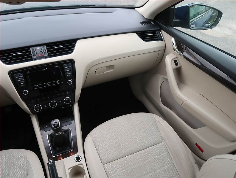 Škoda Octavia (2016) 2.0 TDI, Navi, Xenony - fotka 8 z 15