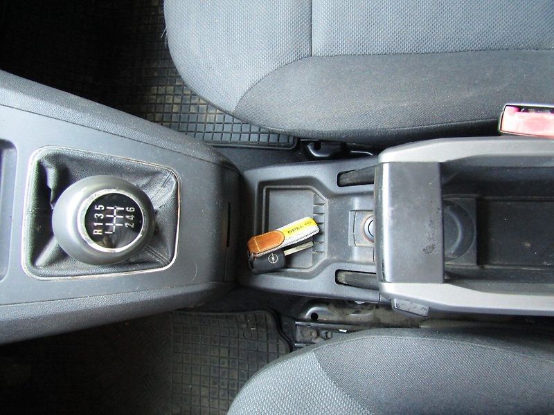 Opel Zafira (2006) 1.9 CDTi 88kW - fotka 32 z 33