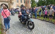 Déšť je nezastavil. Do Holovous dorazilo rekordních 180 historických vozidel.