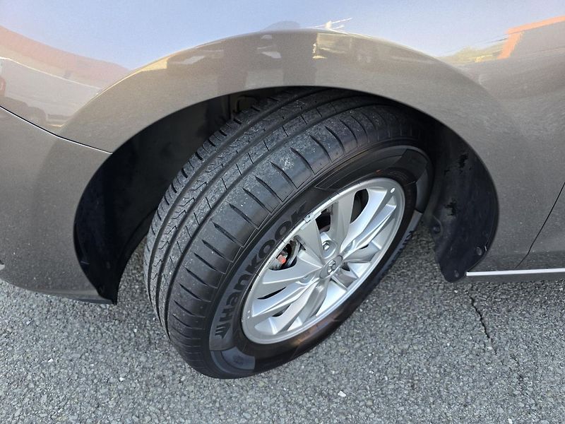 Hyundai i30 COMFORT / LED KAMERA NAVI - fotka 36 z 37