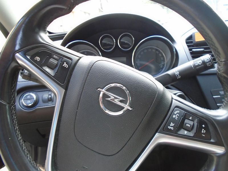 Opel Insignia (2011) 2.0 CDTi Combi 4X4 Automat - fotka 14 z 16