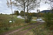 Takhle vypadalo místo, kudy budou už příští rok sjíždět auta z dálnice, v říjnu 2024 před začátkem stavby.