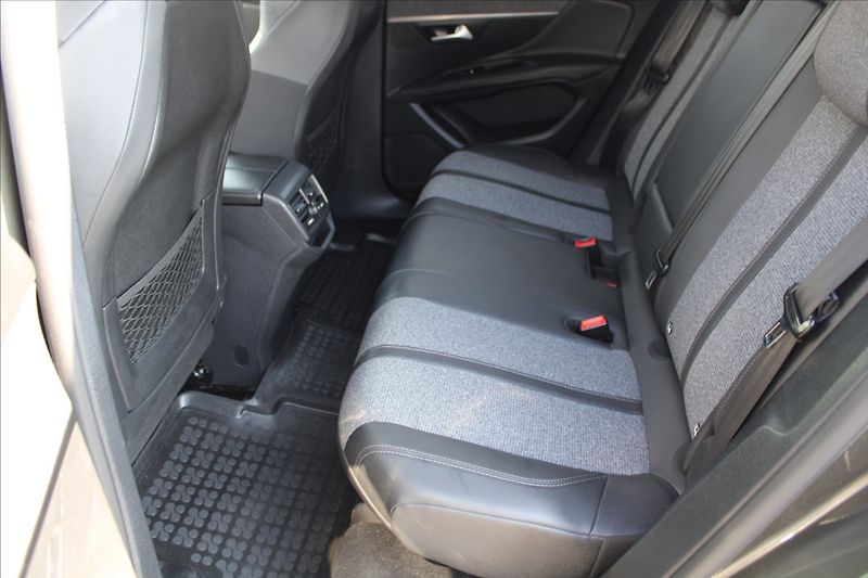Peugeot 3008 1,2 i 96kW  1.MAJ,ČR,ALLURE - fotka 25 z 35