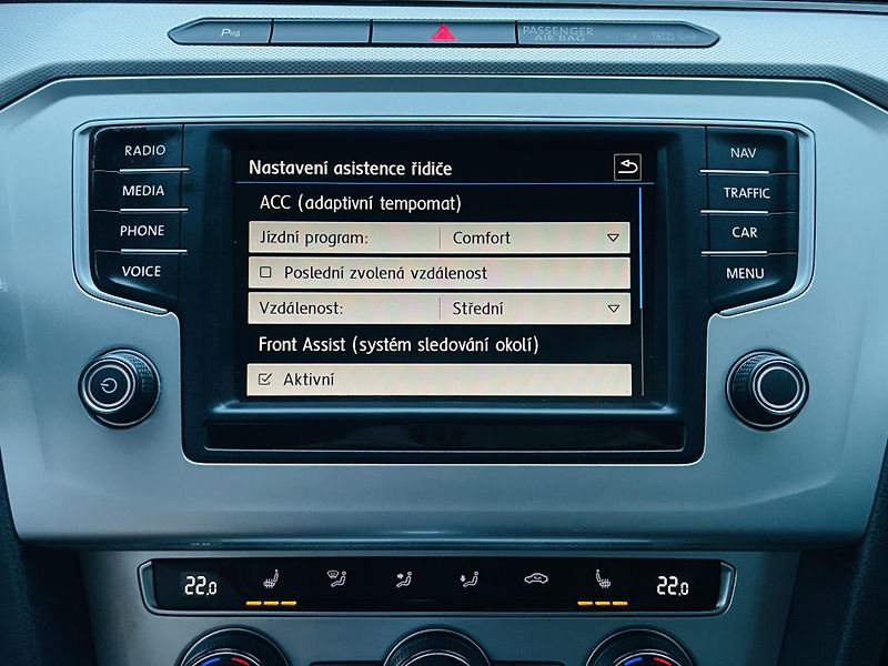Volkswagen Passat 2.0TDI AUTOMAT VÝHŘEV SENZORY - fotka 41 z 48