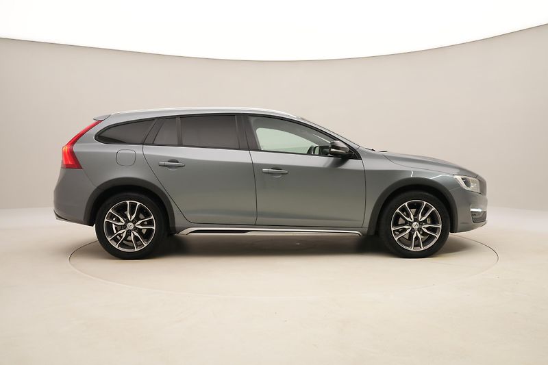 Volvo V60 CC D4 AWD SUMMUM AUT  - fotka 13 z 42