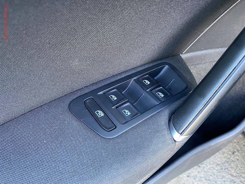 Volkswagen Golf (2019) 1.6TDI, masáž, autoAC - fotka 13 z 17