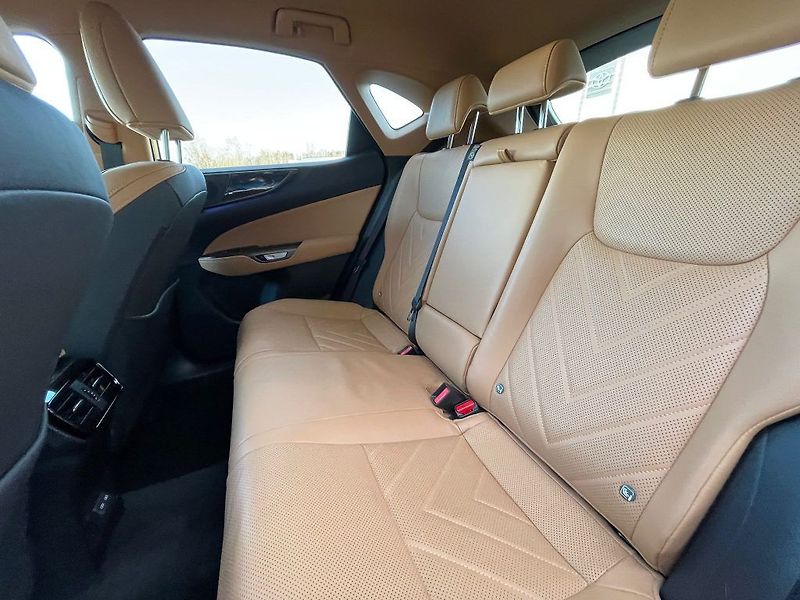 Lexus NX 350h - fotka 13 z 29