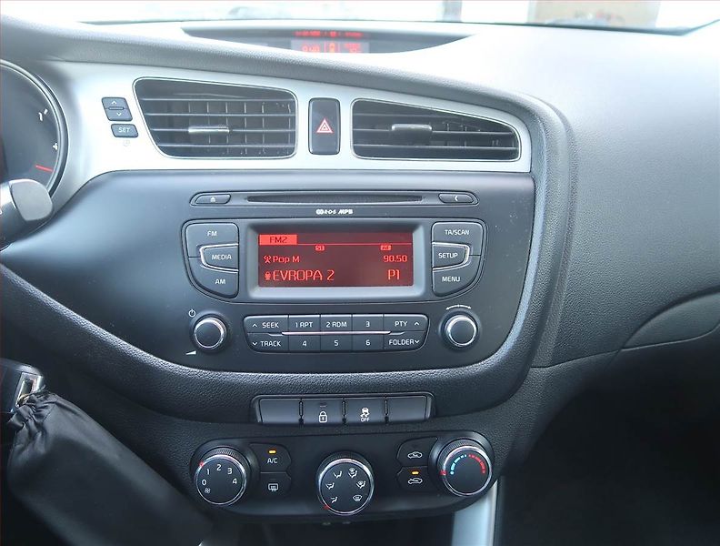 Kia Ceed (2013) 1.6 CRDi, po STK - fotka 12 z 14