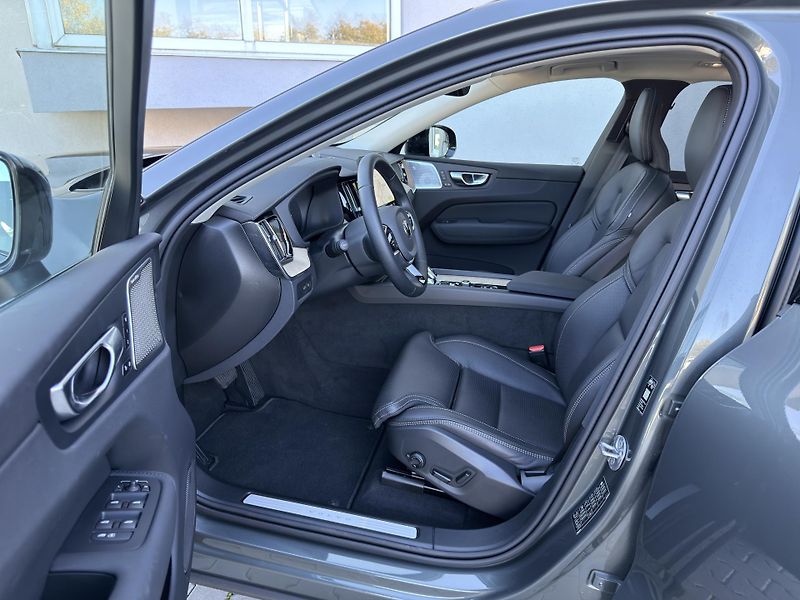 Volvo XC60 T8 AWD ULTRA DARK / B&W VZDUCH - fotka 10 z 57