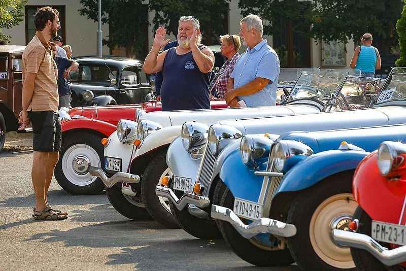 Krása a elegance starých strojů na veteránské vyjížďce plzeňského Veteran Car Clubu v Radobyčicích.