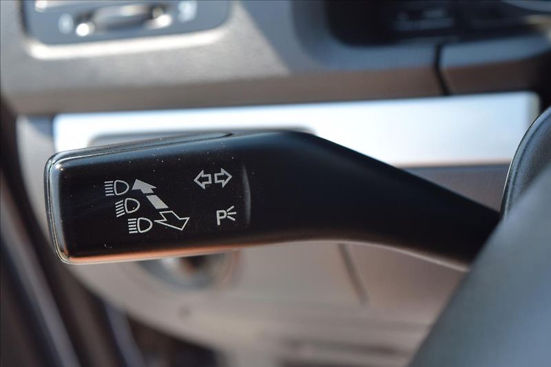 Volkswagen Golf 1,4 i 59KW NOVÁ STK ALU KLIMA - fotka 33 z 46
