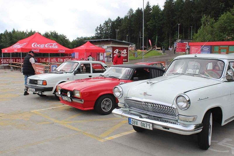 Na Centrální parkoviště P1 ve Skiareálu Ještěd se sjelo přes sedm desítek účastníků.