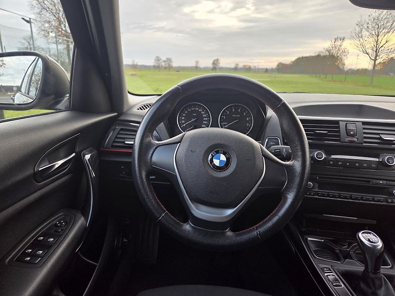 BMW Řada 1 (2011) 118i 125 kW, sport, xenon - fotka 16 z 23