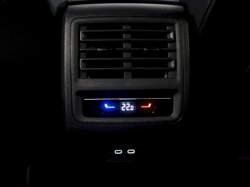 Volkswagen Golf (2024) GTI 2.0TSI 180KW DSG - fotka 34 z 36