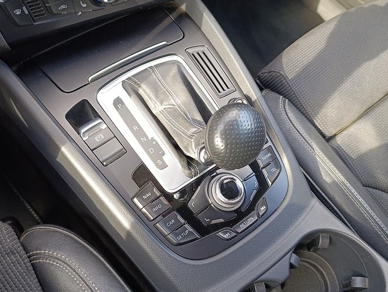 Audi Q5 2.0TDI QUATTRO S-LINE ČR - fotka 26 z 31