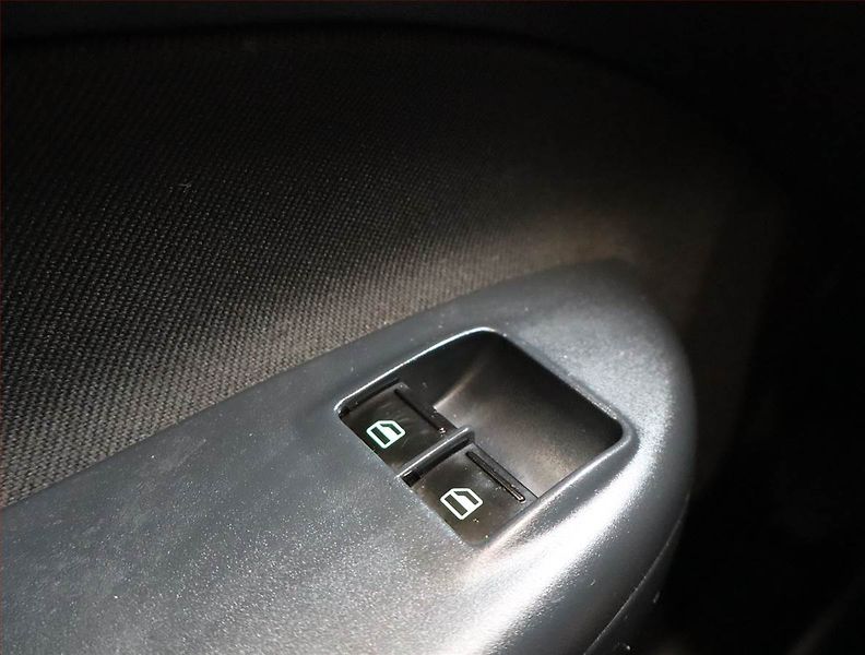 Škoda Octavia (2011) Ambiente 1.6 TDI, nová STK - fotka 17 z 18