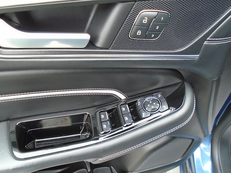 Ford S-MAX 2,0EcxoBlue 140kW 8A Vignale - fotka 19 z 46