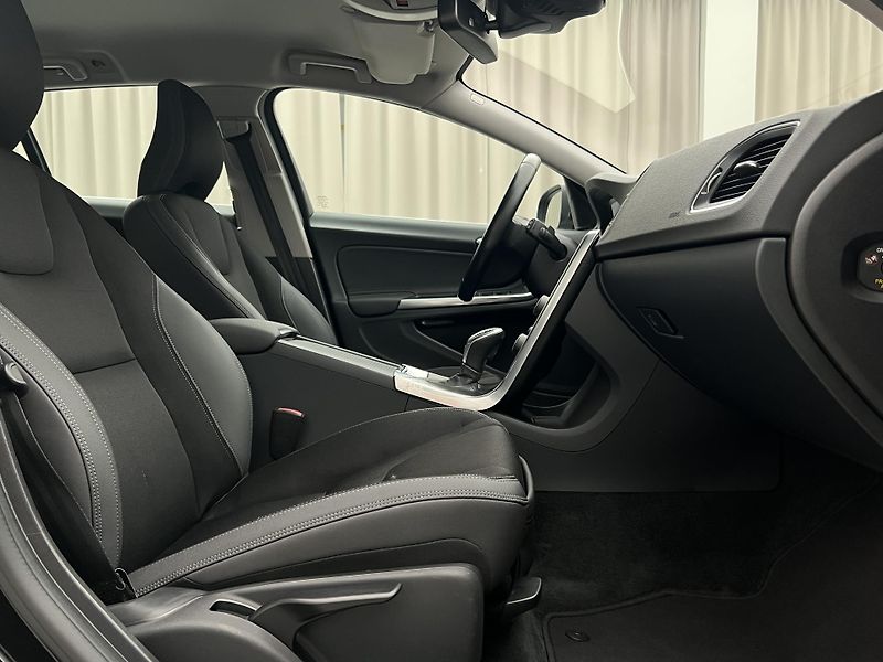 Volvo V60 D3 MOMENTUM AUT  - fotka 16 z 36
