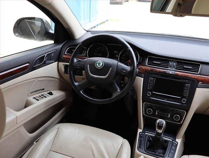 Škoda Superb (2010) 2.0 TDI, Navi, Xenony - fotka 7 z 24