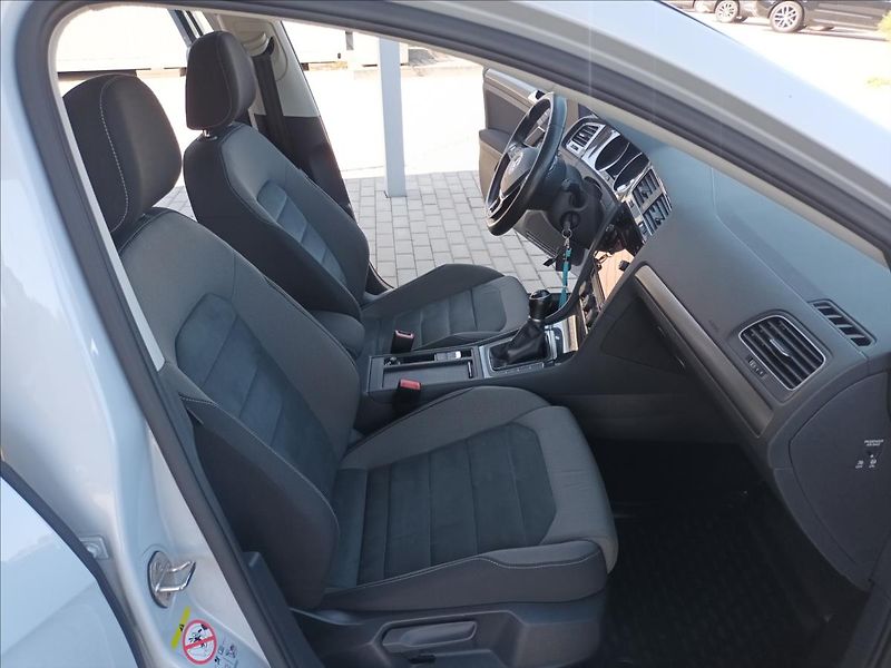Volkswagen Golf 1,0 TSI,ČR,1MAJ,RADAR,LED,DPH - fotka 23 z 42
