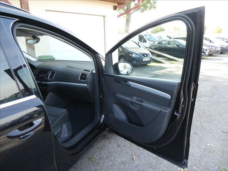 Volkswagen Sharan 2,0 TDi 110kW 7.míst, serviska - fotka 23 z 44