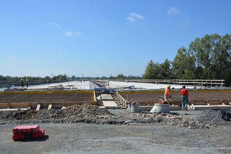 Deset kilometrů dlouhý úsek dálnice D1 mezi Říkovicemi a Přerovem míří do finále. Most přes Tovačovskou ulici.