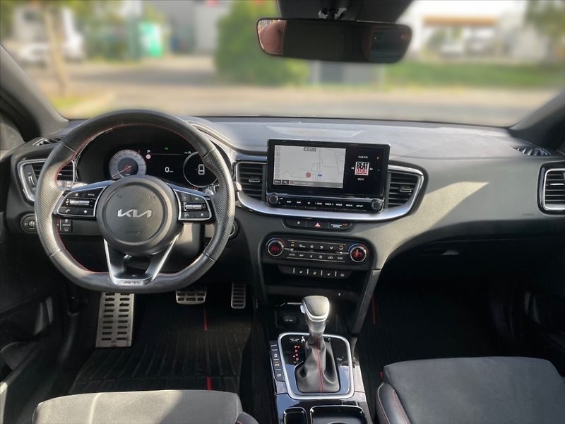 Kia ProCeed 1,6 T-GDI GT AT - fotka 9 z 11