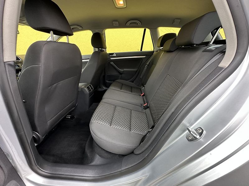 Volkswagen Golf (2012) KOMBI 1.6TDI/77kW *KLIMA*1.Maj - fotka 22 z 30