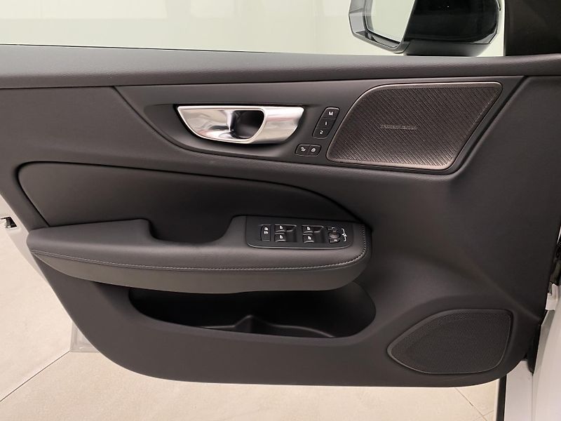 Volvo V60 B4 DARK PLUS AUT  - fotka 7 z 59