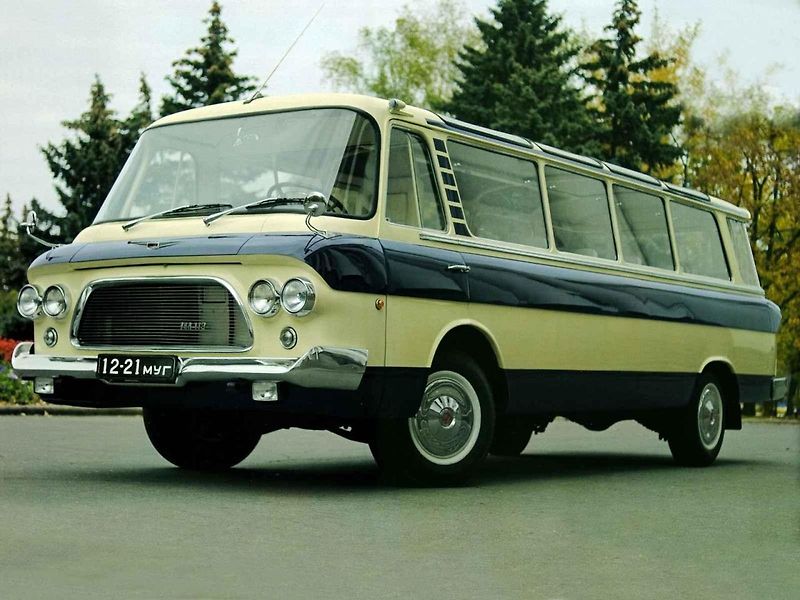 ZIL 118 M se vyrobil i v sanitní verzi pro převoz vysoce postavených osob