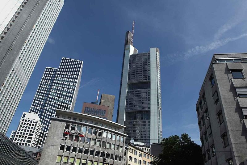 Pohled na Commerzbank Tower z dálky.