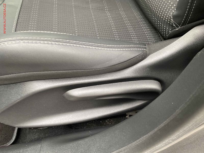 Peugeot 2008 (2018) 1.2 PT, Allure, navi, park - fotka 14 z 17