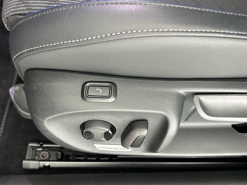 Volkswagen Passat R-Line - fotka 28 z 31