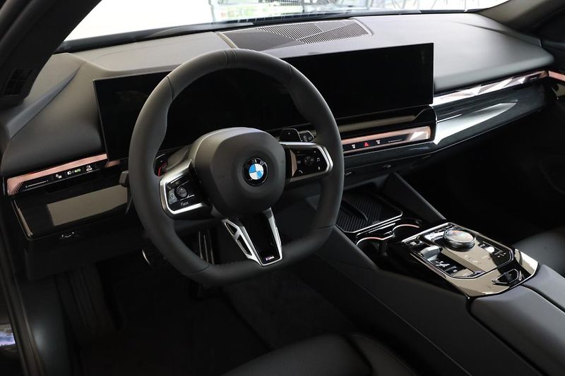 BMW Řada 5 540d xDrive Touring - fotka 2 z 18