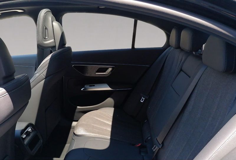 Mercedes-Benz Třídy E 220d Avantgarde Pano 360 Distr - fotka 8 z 10