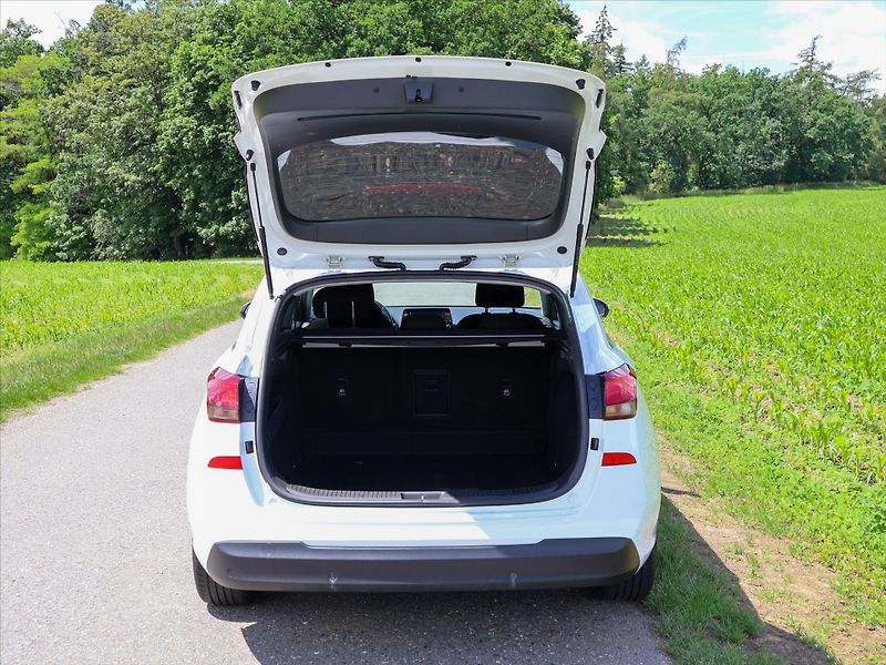 Hyundai i30 1.6 CRDi Automat CZ Style LED - fotka 9 z 37