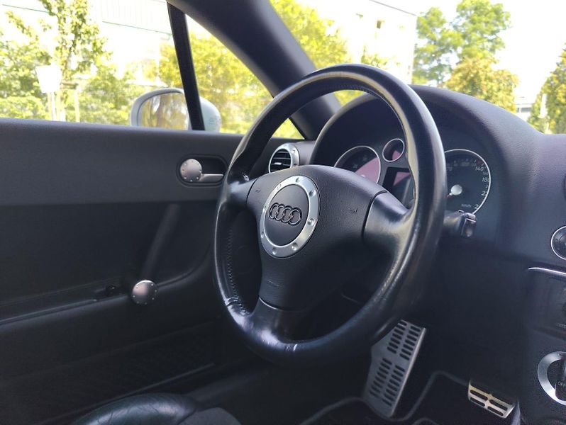 Audi TT 3,2i V6 quattro / automat / - fotka 19 z 35