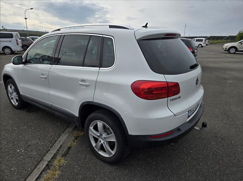 Volkswagen Tiguan 2,0 TDI  4x4 - fotka 6 z 23