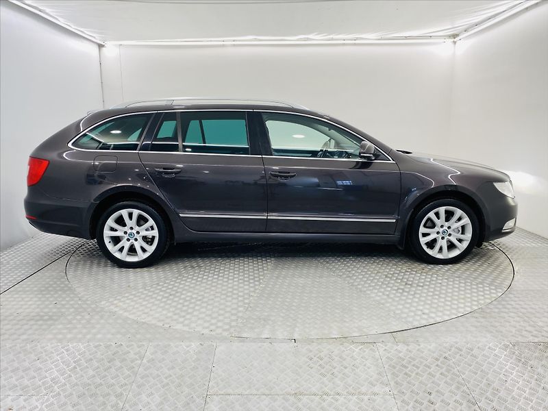 Škoda Superb 2,0 TDI DSG 103kW Bi-Xenon Ele - fotka 24 z 26