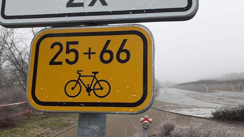 Červené cyklopruhy v ulici SNP v Mostě. Do vyhrazeného jízdního pruhu pro cyklisty mohou vjíždět motorová vozidla jen v zákonem stanovených výjimkách.