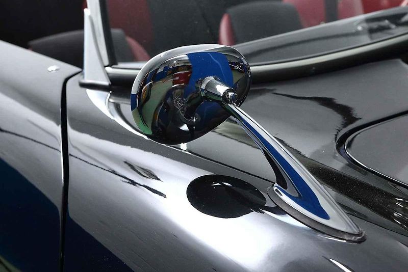 01 - Automobilový nadšenec a sběratel Jaromír Kostlivý otevřel ve Stodu u Plzně nové muzeum veteránů věnované vozům značek Volkswagen Brouk a Porsche. Návštěvníci uvidí naleštěné brouky i auta v procesu renovace, expozice čítá na 40 vozů.