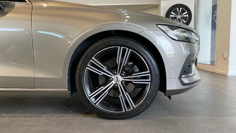 Volvo V60 INSCRIPTION, T4 FWD Drive-E, 1 - fotka 23 z 32