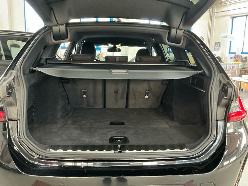 BMW Řada 3 330i xDrive Touring - fotka 12 z 16