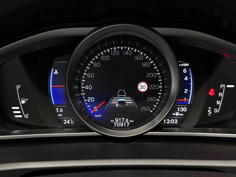 Volvo V40 T3 R-DESIGN AUT REZERVACE - fotka 15 z 47