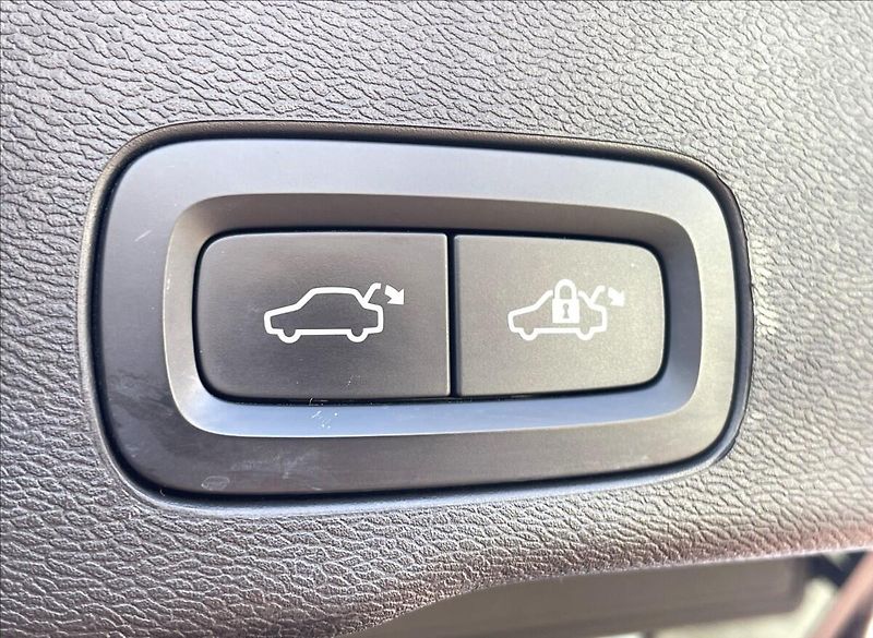 Volvo XC60 2,0 D.110kw.D3.DPH.STK 6/28 - fotka 11 z 27