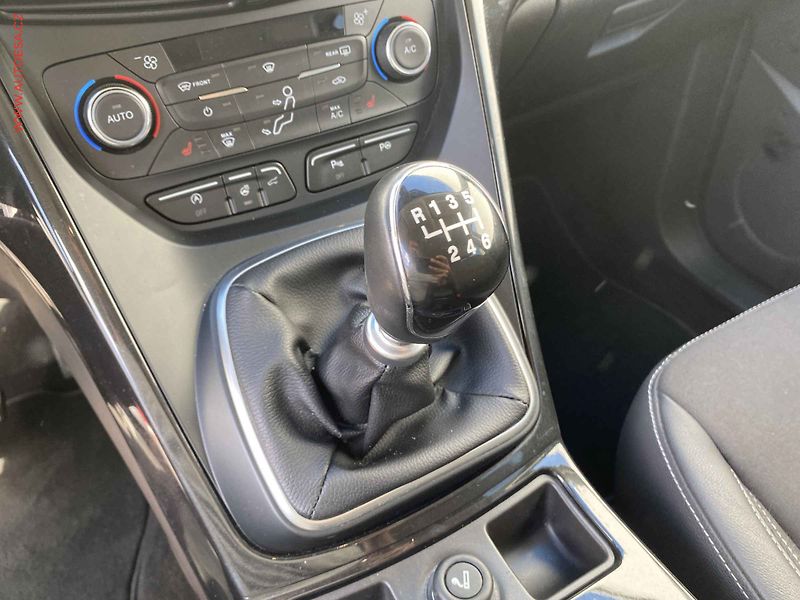 Ford Kuga (2018) 2.0 TDCi 4x4, Titanium, navi - fotka 15 z 18